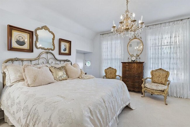 Building Photo - Historic Queen-Anne Style Home