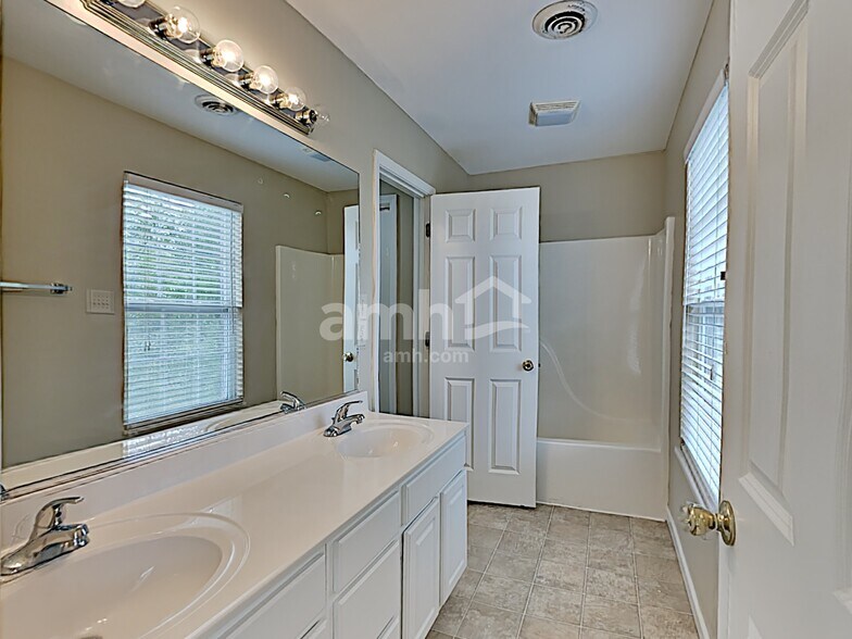 Building Photo - 4301 Aylesbury Dr