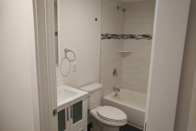 bathroom 2 in bsmt - 832 N 19th St