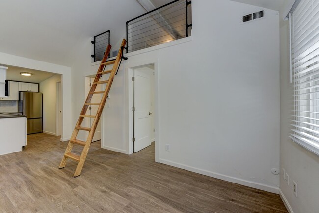 Building Photo - 2025 Pre-Leasing RENOVATED Rare 2 Bedroom ...