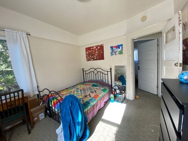 Building Photo - Spacious, Quiet N. Berk. House w/ a Large Private Backyard