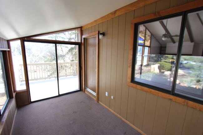 Building Photo - Eastside Country Club 3-Bed Townhome with Vaulted Ceilings