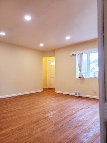 Building Photo - 972 Henhawk Rd