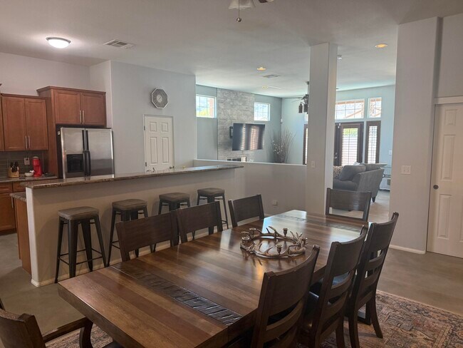 Building Photo - 54610 Avenida Alvarado