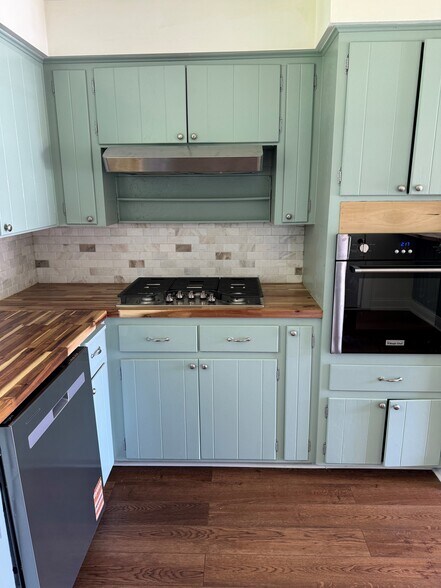 Kitchen - 14747 S Harrells Ferry Rd