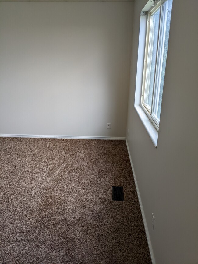 Building Photo - 387 E 3550 N