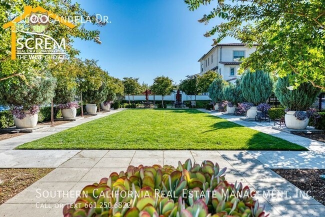 Building Photo - Updated Two Bedroom Detached Home in Gated...