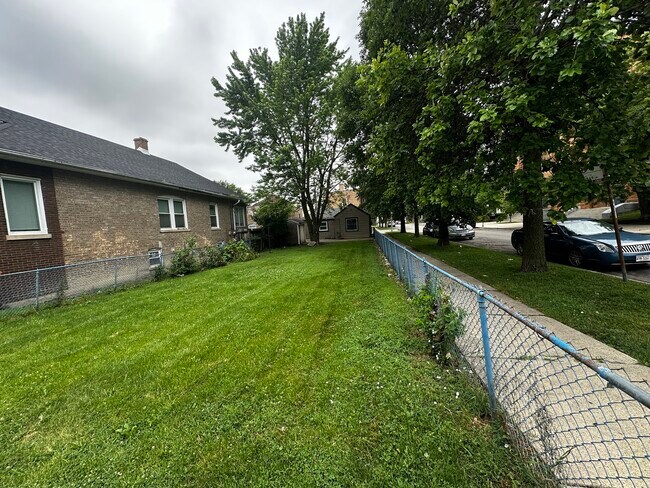 Building Photo - 3238 N Leclaire Ave