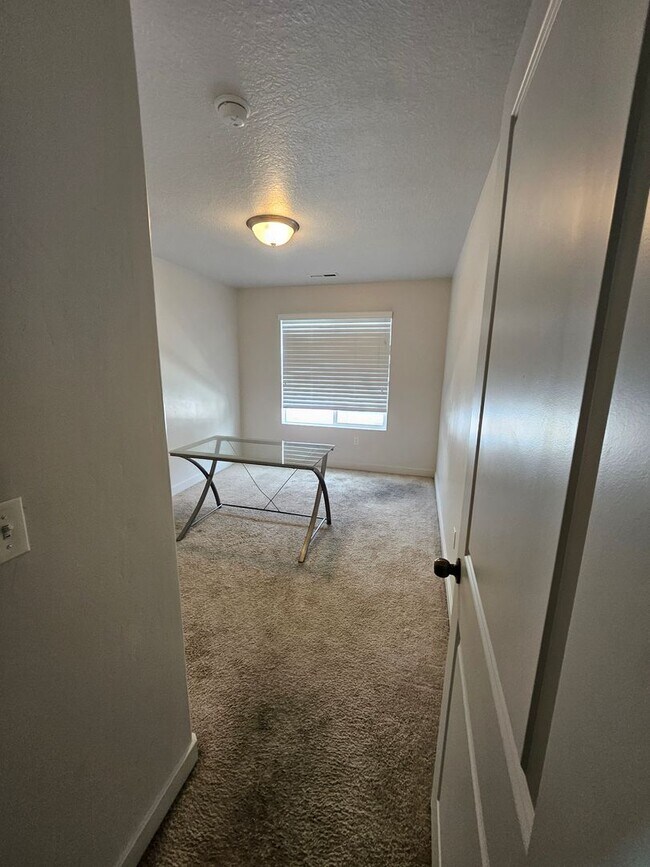 Building Photo - 4 Bedroom Town Home for Rent