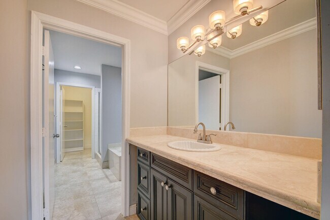 Building Photo - 1105 Maplewood Dr