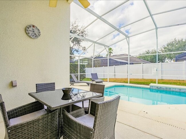 Building Photo - Stunning Fully Furnished 4-Bedroom, 3-Bath...