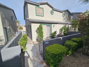 Building Photo - "Charming 2-Bed Oasis with 2.5 Baths Near the Heart of Las Vegas - 1265 sq ft of Comfort!"