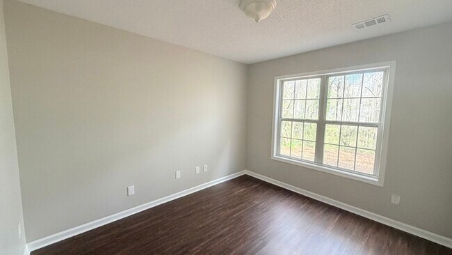 Building Photo - 4BR Home with High Ceilings & Main-Level Suite In Hillgrove District