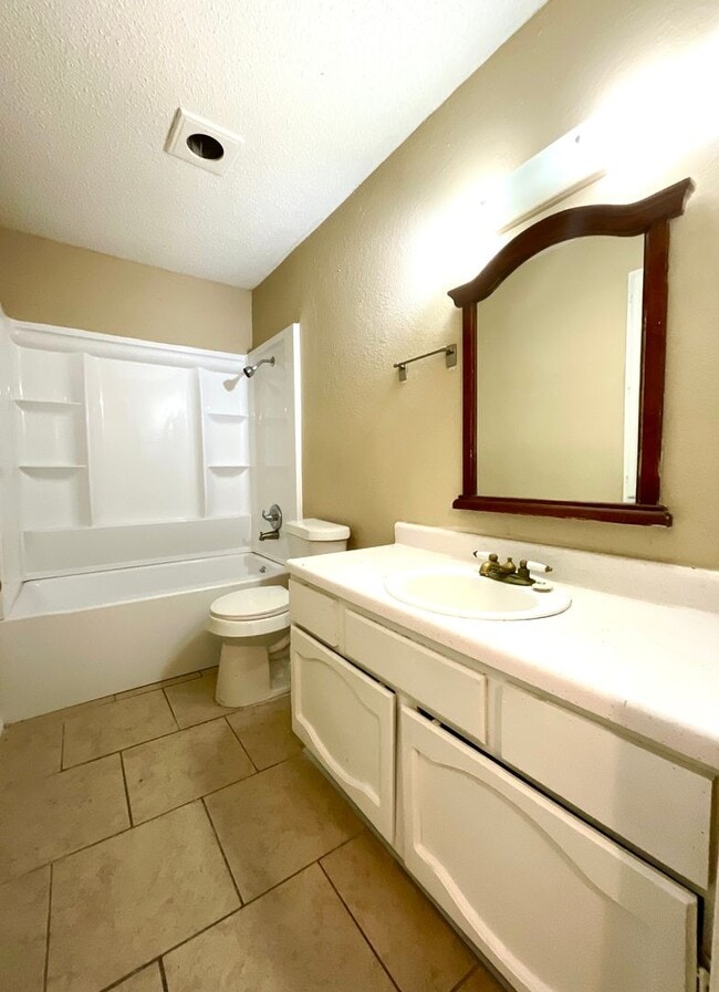 Building Photo - AVAILABLE NOW! 2 Bedroom / 1 Bath Home Near Randolph AFB!