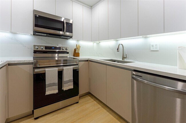 Building Photo - 3725 S Ocean Dr