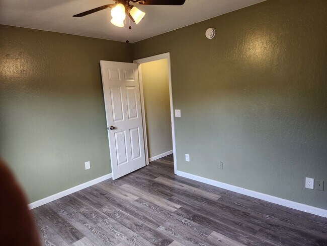 Building Photo - 93 S Rainbow Dr