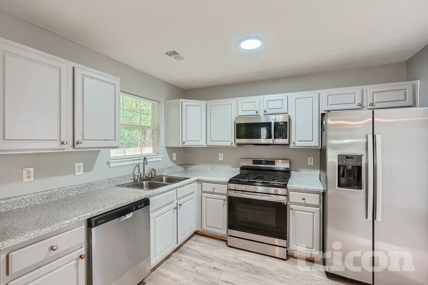 Building Photo - 3250 Diamond Blf