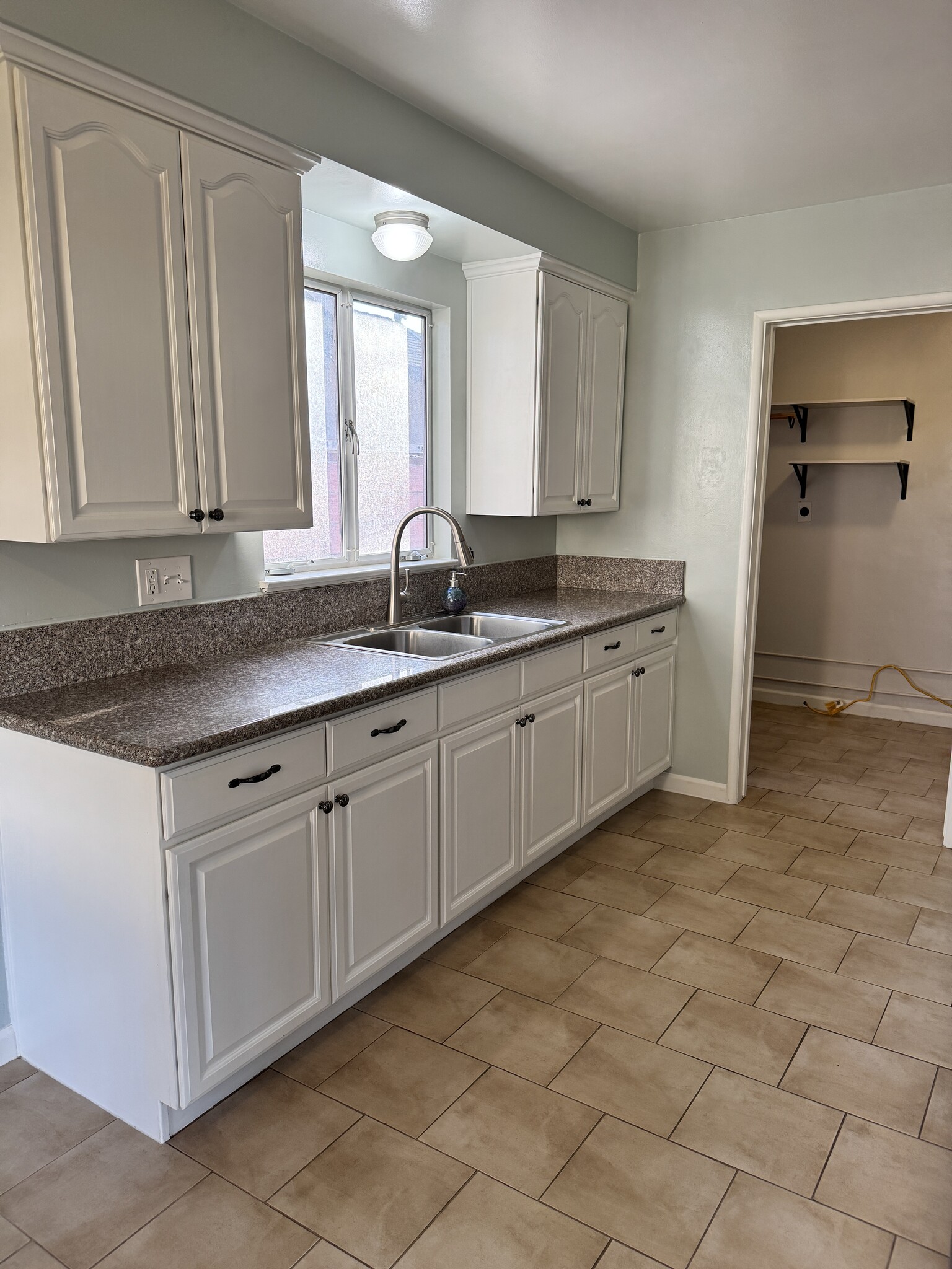 Kitchen - 307 S Basque Ave