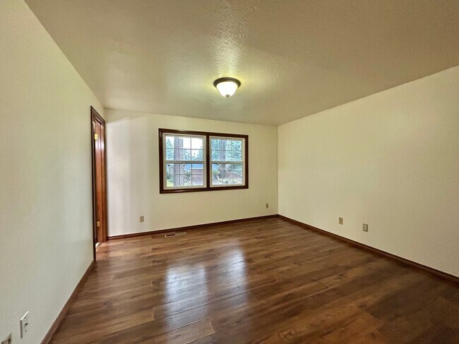 Building Photo - Timeless 5 Bed, 2.5 Bath Home - SW Beaverton