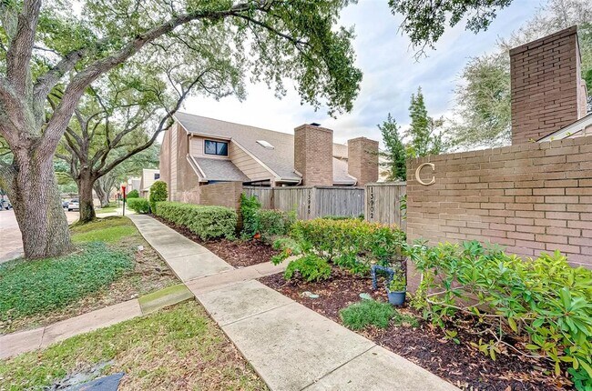 Building Photo - 13922 Hollowgreen Dr
