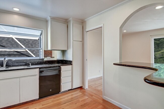 Building Photo - Spacious & Stylish Home in Pacifica’s Desirable Fairmont Neighborhood