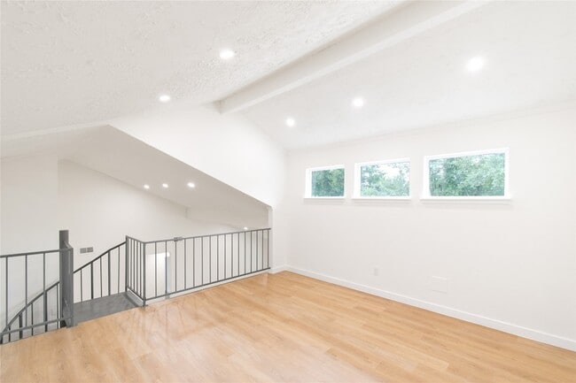 Building Photo - 15707 Amapola Dr