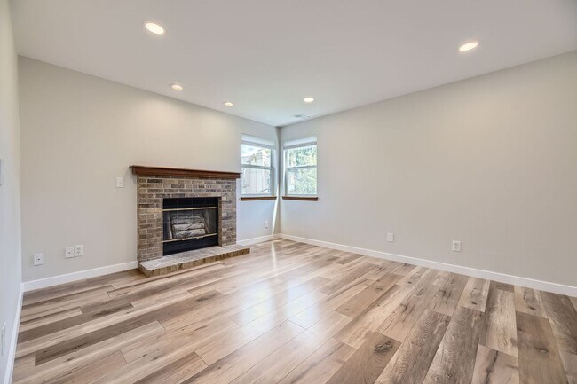 Building Photo - Beautifully Remodeled 3 Bed/2 Bathroom Hom...