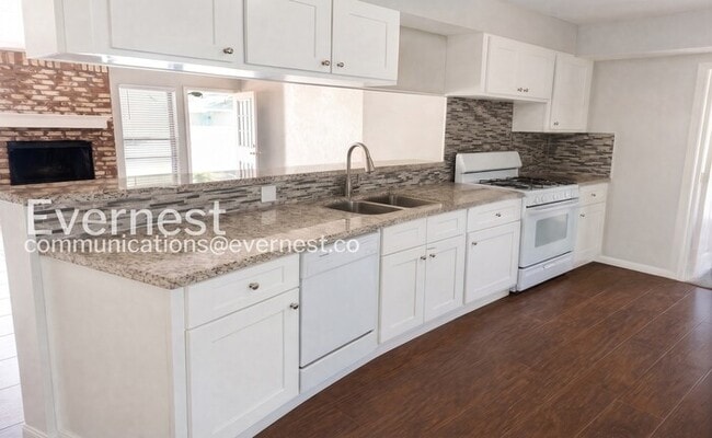 Building Photo - 4 Bed, 2 Bath Home with Fenced Yard & Garage / Pet-Friendly / Coming Soon!
