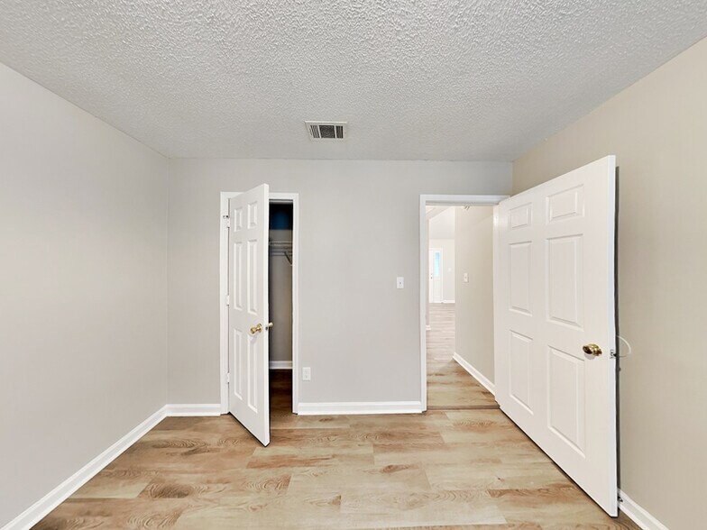 Building Photo - 276 Village Dr