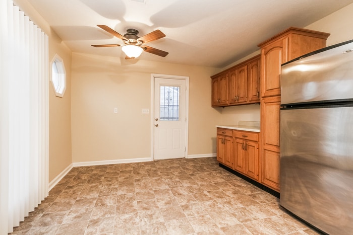 Building Photo - 839 Middle Dr