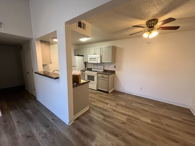 Building Photo - Nice 2 bed 2 bath Condo