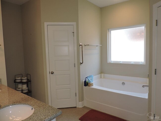 Building Photo - 5643 Vendome Ct