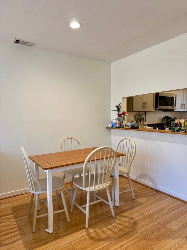 Building Photo - Mill Creek Townhome