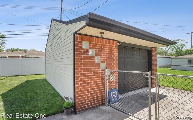 Building Photo - 6900 Crestwood St