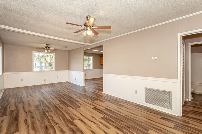 Building Photo - Cute 2 Bedroom Home