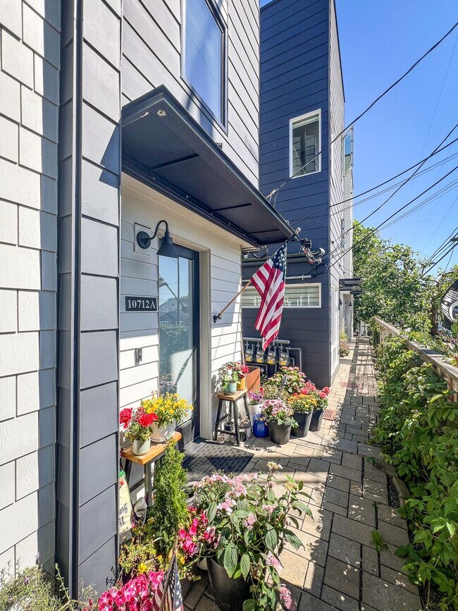 Building Photo - 3bd/2ba Seattle Townhome