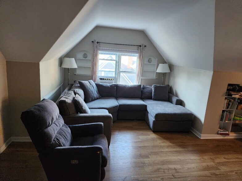 Building Photo - 316 S Grove Ave