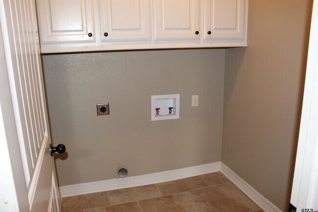 Building Photo - 1811 Spruce Pine Lane