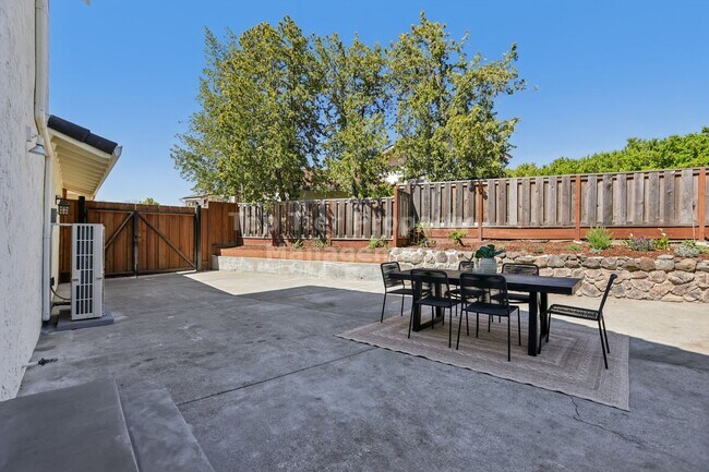 Building Photo - 44 Lariat Ct