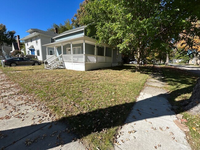 Building Photo - 3 bed/ 1 Bath