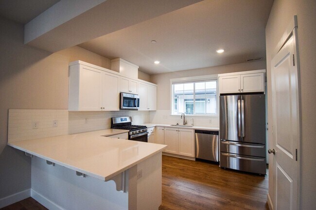 Building Photo - Beautiful 4 Bedroom 3.5 BA Home! Mother in Law Suite, Attached Garage & Top floor Bonus Room!