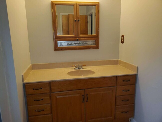 Building Photo - "Spacious 5-Bedroom Retreat with 3 Full Baths in Huntsville – Your Perfect Family Home Awaits!"