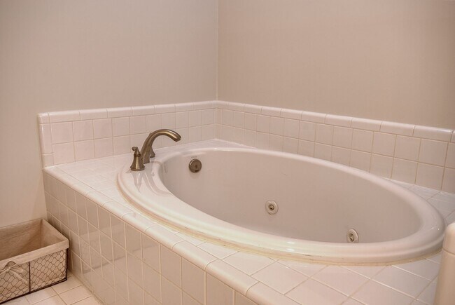 Building Photo - 1000 Eagle Pass Way