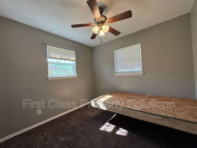 Building Photo - 704 N Gale Ave