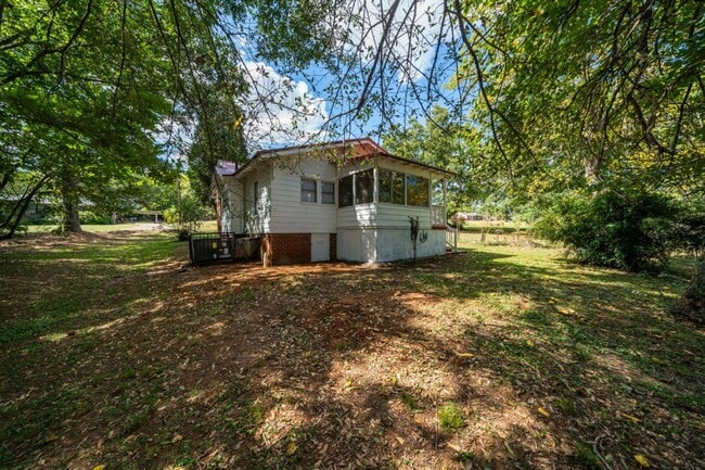 Building Photo - Fall in Love with This Hidden Gem Off Eastern Valley Road!