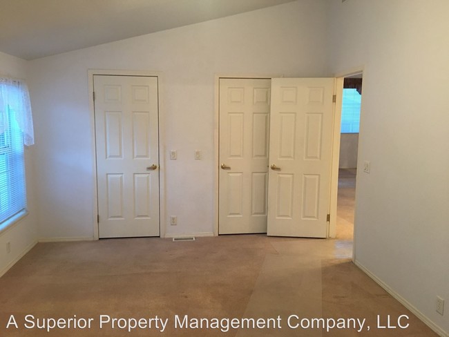 Building Photo - 2325 NE Wintergreen Dr