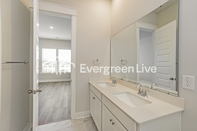 Building Photo - 127 Bloomsbury St