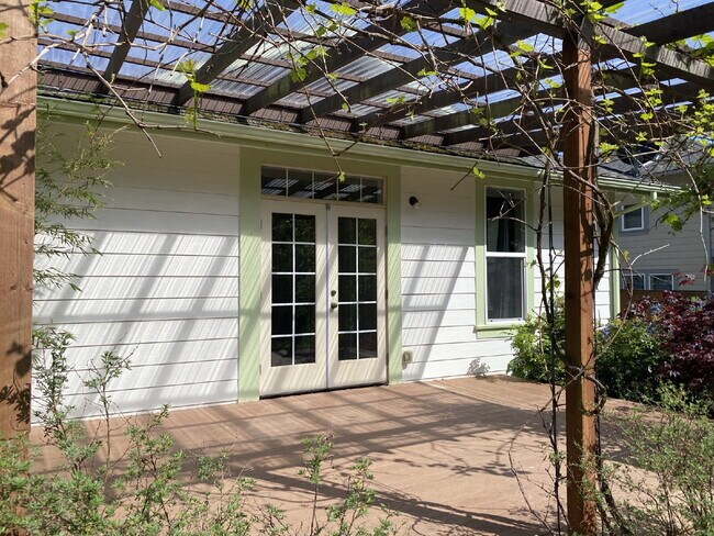 Building Photo - Single-family 3-bedroom home in a desirable neighborhood in town!