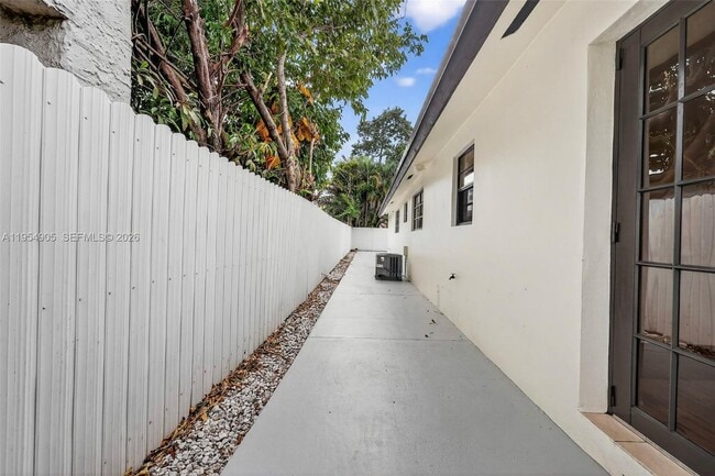 Building Photo - 1632 SW 19th Ter