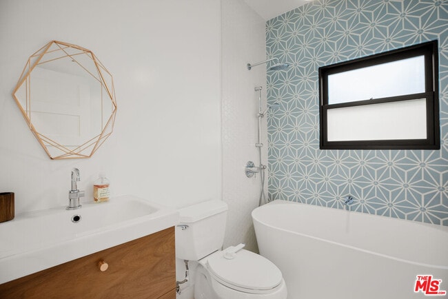 Building Photo - 1203 N Poinsettia Pl